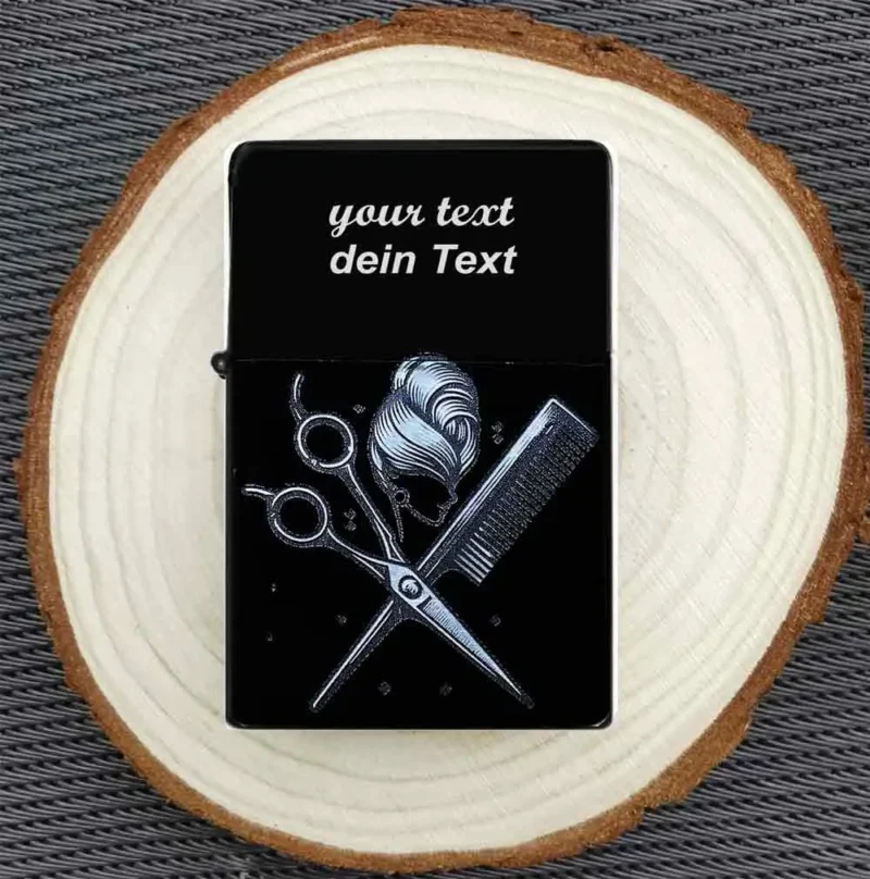 Personalisierbares Friseur-Feuerzeug mit Schere, Kamm und Frisur-Design auf Holzuntergrund