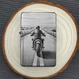 Motorrad-Feuerzeug mit detailliertem Biker-Motiv, präsentiert auf dekorativer Holzscheibe, stilvolles Accessoire für Motorradliebhaber