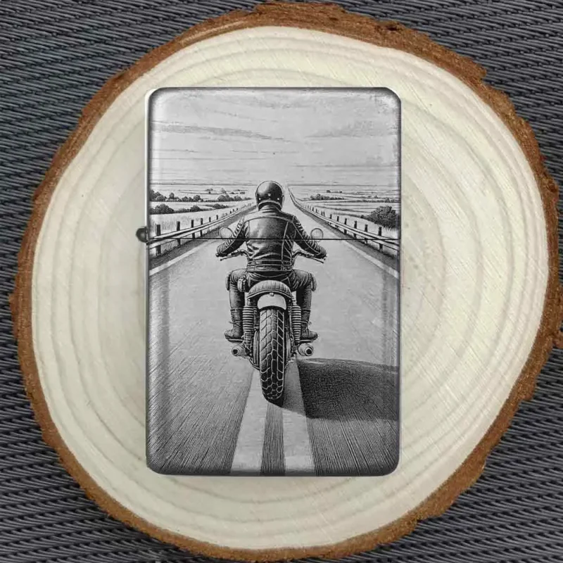 Motorrad-Feuerzeug mit detailliertem Biker-Motiv, präsentiert auf dekorativer Holzscheibe, stilvolles Accessoire für Motorradliebhaber