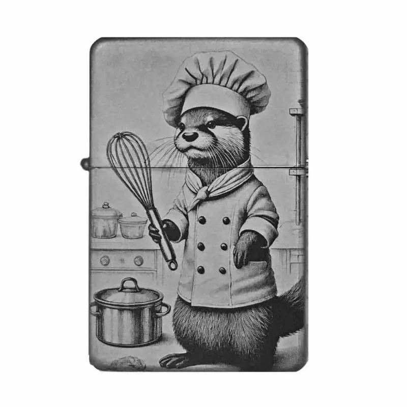 Feuerzeug mit Koch-Otter-Motiv, humorvolle Gravur eines Otters in Kochkleidung mit Schneebesen in der Küche, ideales Geschenk für Hobbyköche