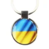 Rundes Schlüsselanhänger-Design mit der Ukraine-Flagge in leuchtendem Blau und Gelb, veredelt mit einer glänzenden 3D-Beschichtung auf silberglänzendem Metall