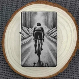 Fahrrad Tour Feuerzeug mit Radfahrerdesign auf Holzuntergrund