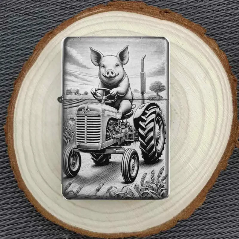Humorvolles Feuerzeug-Design: Schwein fährt Traktor auf dem Feld