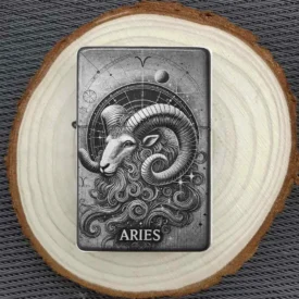 Astrologisches Widder Feuerzeug mit kunstvoller Gravur, präsentiert auf Holzunterlage