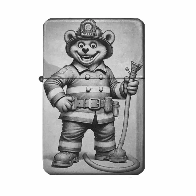 Feuerzeug mit lustiger Gravur eines Bären als Feuerwehrmann, detailreich gestaltet mit Helm, Schlauch und Uniform