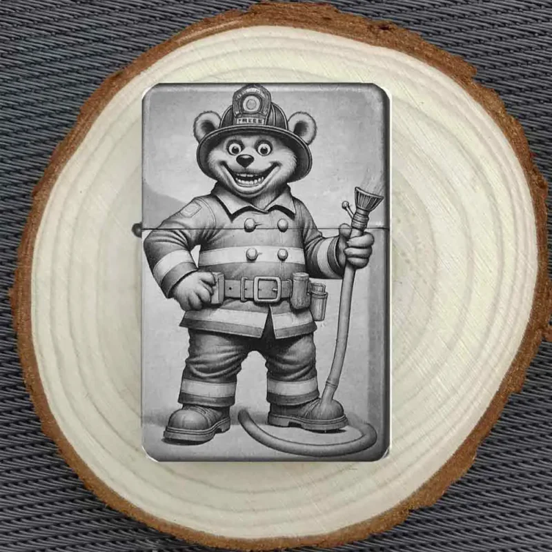 Feuerzeug mit Feuerwehr-Bär Motiv, stilvoll präsentiert auf einer runden Holzscheibe als dekorativer Hintergrund