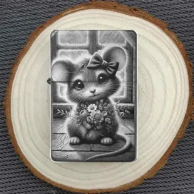 Detailreich graviertes Maus Feuerzeug mit Blumendesign auf Holzunterlage