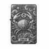 Personalisierbares Feuerzeug mit detailreicher Krebs-Sternzeichen Gravur – mystisches Design mit Krabbe, Wellen und astrologischem Symbol