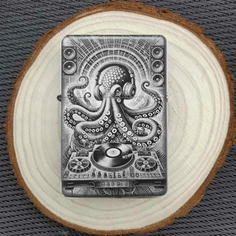 Personalisierbares DJ-Oktopus-Feuerzeug mit detaillierter Lasergravur auf Holzplatte präsentiert
