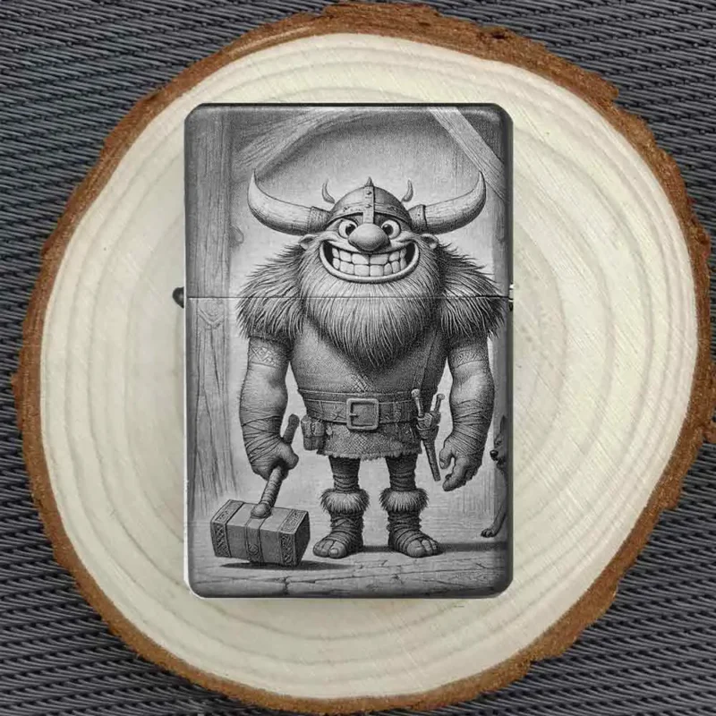 Witziges Feuerzeug mit Comic Wikinger-Motiv, präsentiert auf einer Holzscheibe