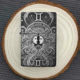 Zwillinge-Sternzeichen Feuerzeug auf Holzunterlage – Hochwertige Gravur von zwei stilisierten Gesichtern mit astrologischen Mustern