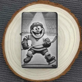 Personalisierbares Feuerzeug mit Eishockey spielendem Pinguin – dargestellt auf Holzscheibe