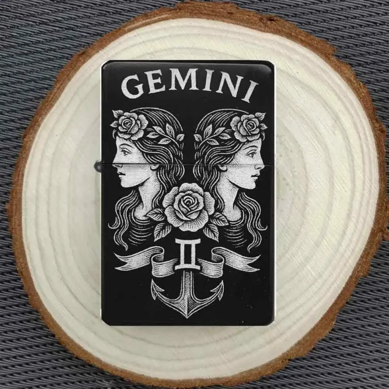 Graviertes Gemini Sternzeichen Feuerzeug auf Holzscheibe präsentiert