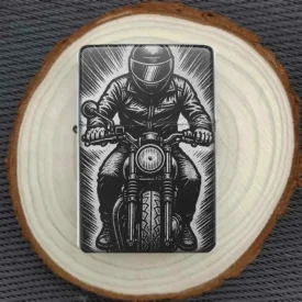 Motorradfahrer Gravur Design – cooles Feuerzeug für Biker und Tourenfreunde