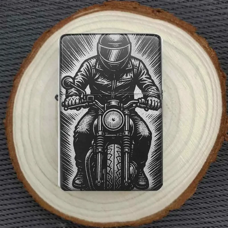 Motorradfahrer Gravur Design – cooles Feuerzeug für Biker und Tourenfreunde