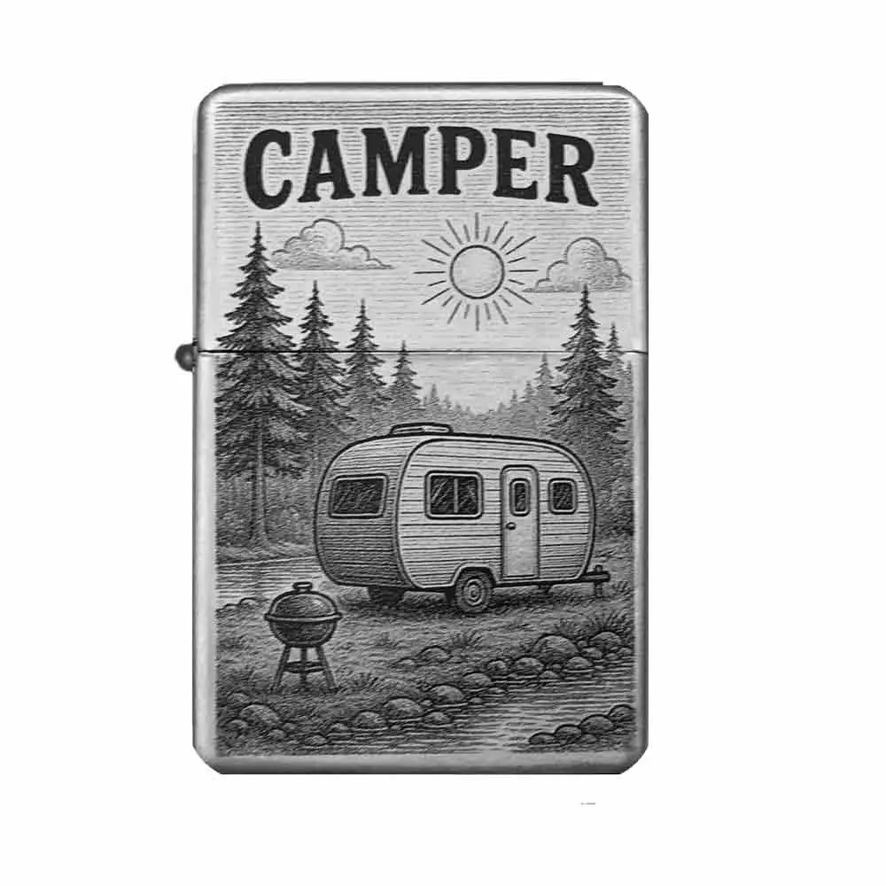 Feuerzeug mit Camper Gravur – Wohnwagen Motiv bei Tag mit Sonne