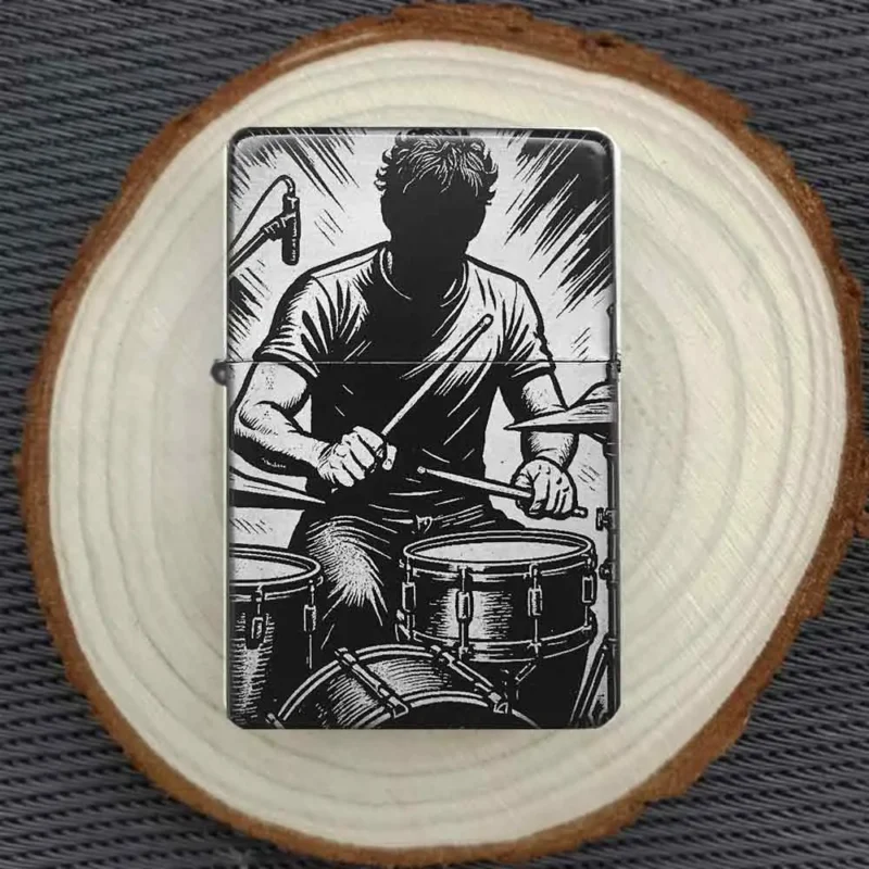 Feuerzeug mit Trommler-Motiv auf Holzscheibe – ideales Geschenk für Musiker