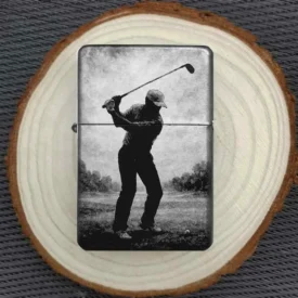 Feuerzeug mit Golfer Gravur beim Abschlag – Geschenkidee für Golfspieler auf Holzscheibe
