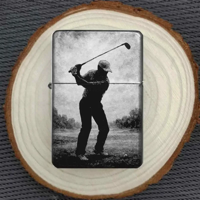 Feuerzeug mit Golfer Gravur beim Abschlag – Geschenkidee für Golfspieler auf Holzscheibe