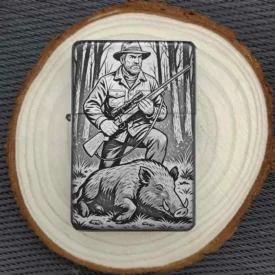 Feuerzeug mit Jagdmotiv Wildschwein – personalisierbares Geschenk für Jäger