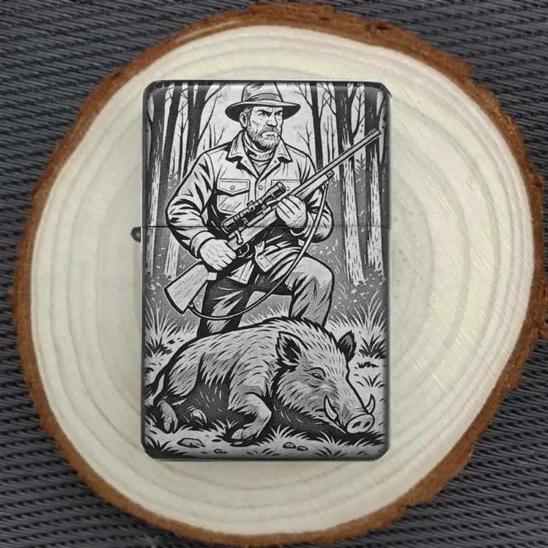 Feuerzeug mit Jagdmotiv Wildschwein – personalisierbares Geschenk für Jäger
