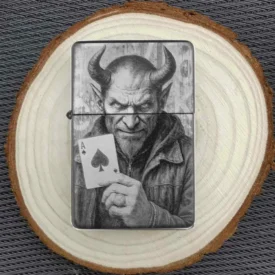 Originelles Poker-Feuerzeug mit Teufel-Illustration – Gravur mit Wunschtext möglich