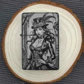 Steampunk Lady Feuerzeug auf Holzscheibe – ausgefallenes Geschenk mit Gravur für Frauen