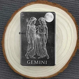 Zwilling Sternzeichen Feuerzeug auf Holzunterlage – Graviertes Gemini Design als Geschenkidee