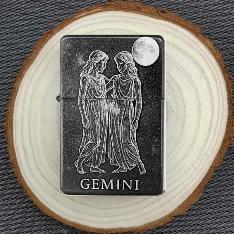 Zwilling Sternzeichen Feuerzeug auf Holzunterlage – Graviertes Gemini Design als Geschenkidee