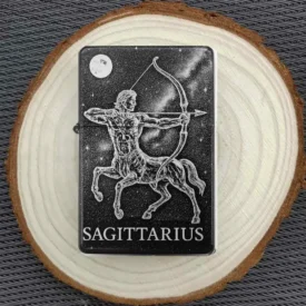 Zentaur Sternzeichen Schütze Feuerzeug – personalisiertes Design als Geschenkidee auf Holzplatte