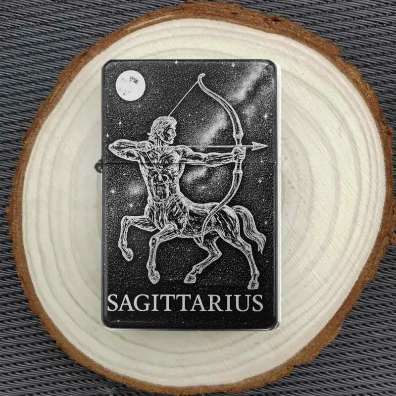 Zentaur Sternzeichen Schütze Feuerzeug – personalisiertes Design als Geschenkidee auf Holzplatte