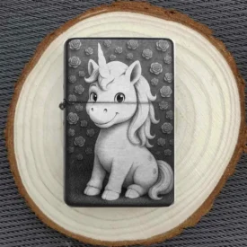 Einhorn Cartoon Feuerzeug mit floralem Muster – auf Holzscheibe präsentiert
