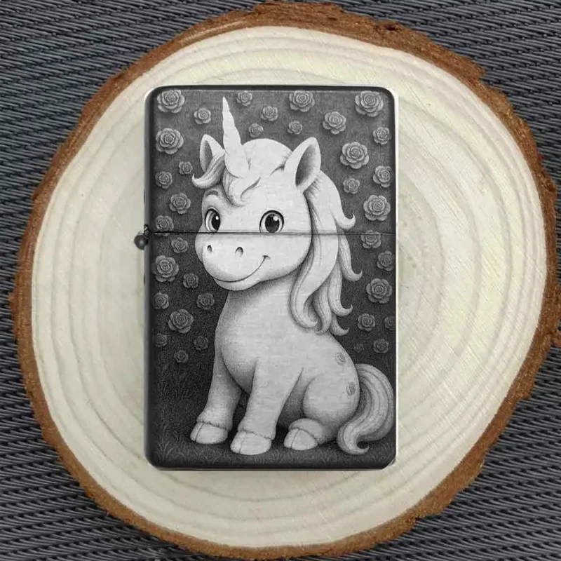 Einhorn Cartoon Feuerzeug mit floralem Muster – auf Holzscheibe präsentiert