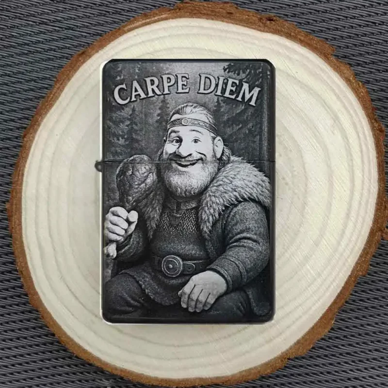 Carpe Diem Wikinger Feuerzeug – lustiges Gravurmotiv auf Holzscheibe fotografiert