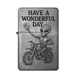 Graviertes Feuerzeug mit Alien auf Motorrad – lustiges Design mit ‚Have a Wonderful Day‘ Text