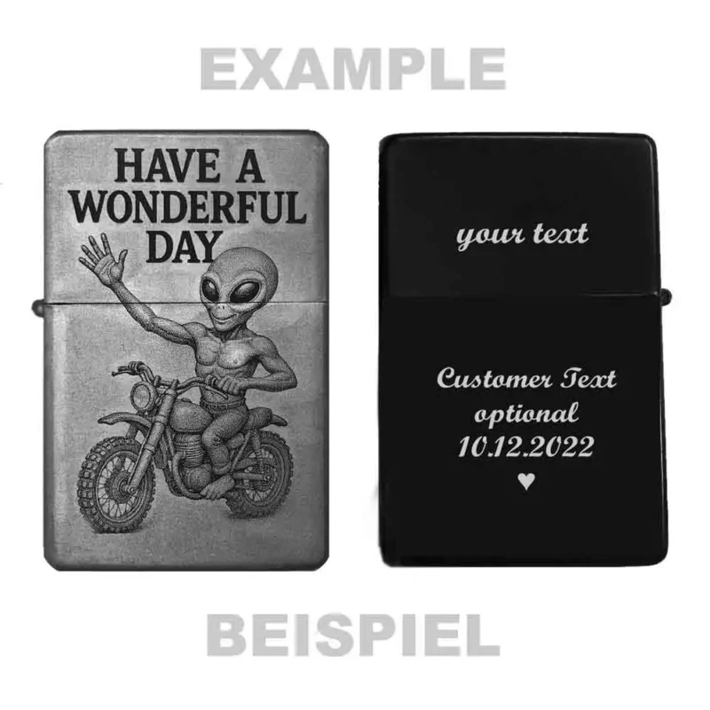 Beispiel-Feuerzeug mit Alien-Motorrad Gravur – optional mit Text auf der Rückseite