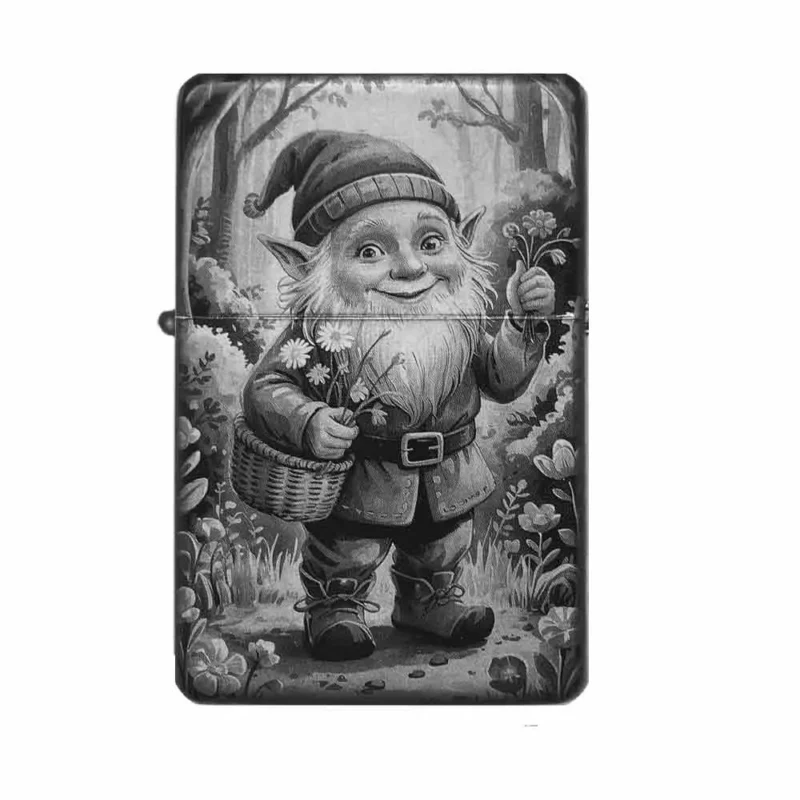 Mystisches Gnom Feuerzeug mit Wald- und Blumenmotiv – personalisierbares Geschenk