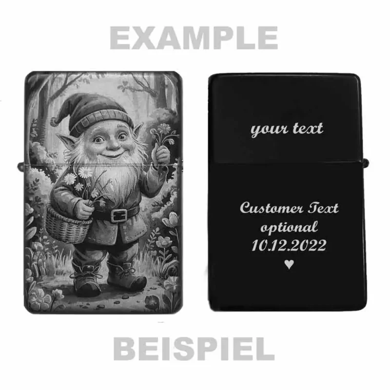 Beispielrückseite des Gnom Feuerzeugs mit Wunschgravur – individuelles Geschenk für Fantasy-Fans