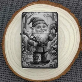 Detailaufnahme Gnom Feuerzeug mit Gravur auf Holzscheibe – originelles Geschenk mit Zwergenmotiv