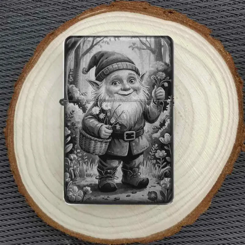 Detailaufnahme Gnom Feuerzeug mit Gravur auf Holzscheibe – originelles Geschenk mit Zwergenmotiv