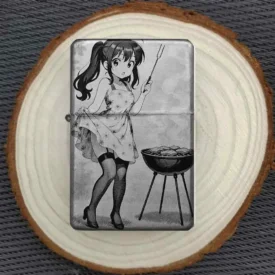 Anime Feuerzeug mit Grill-Motiv auf Holzscheibe dekorativ präsentiert