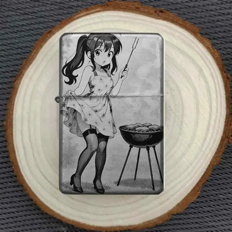 Anime Feuerzeug mit Grill-Motiv auf Holzscheibe dekorativ präsentiert