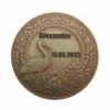 Vorderseite der Geburtsmünze mit Storch und personalisierter Gravur von Name und Geburtsdatum