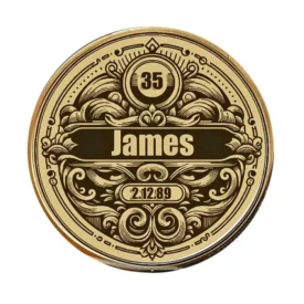Vorderseite der Jubiläumsmünze mit graviertem Namen, Datum und Alter im klassischen Design