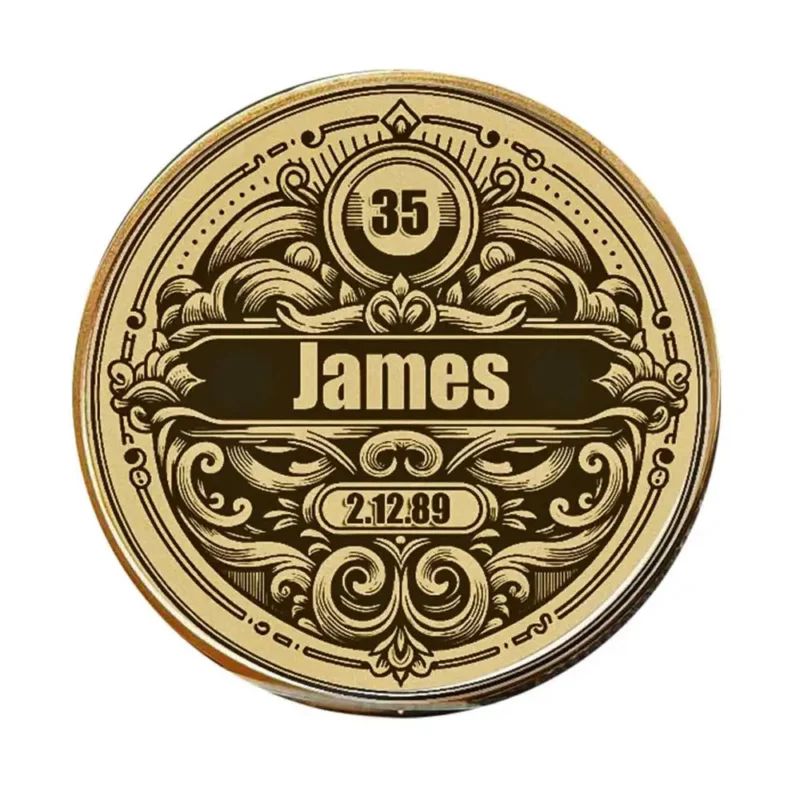 Vorderseite der Jubiläumsmünze mit graviertem Namen, Datum und Alter im klassischen Design