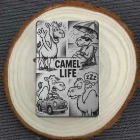 Camel Life Feuerzeug mit Comic-Kamel Gravur - präsentiert auf Holzscheibe