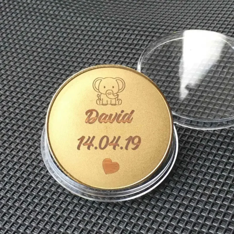 Personalisierte Babymünze mit Gravur in Acrylkapsel – Name, Datum und Herzsymbol