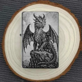 Graviertes Feuerzeug mit Drachen-Motiv auf Holzscheibe präsentiert