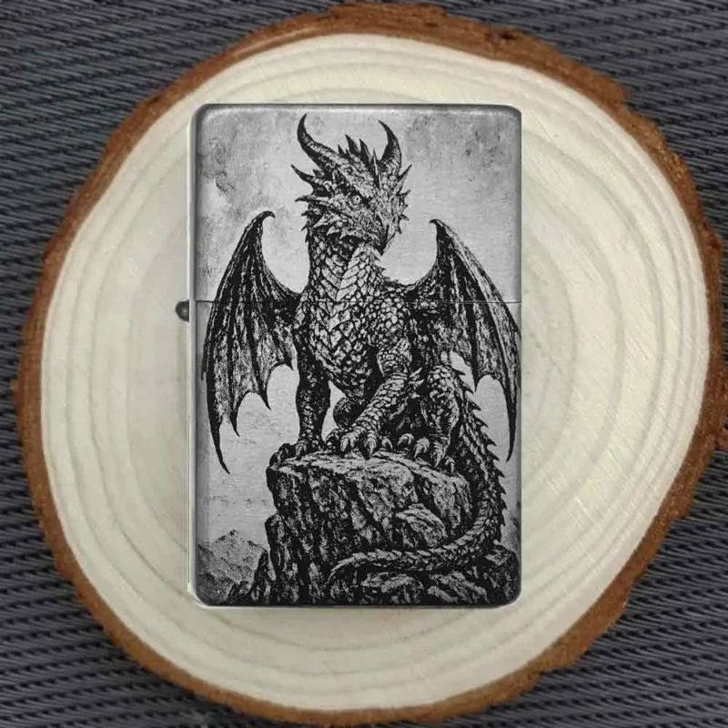 Graviertes Feuerzeug mit Drachen-Motiv auf Holzscheibe präsentiert