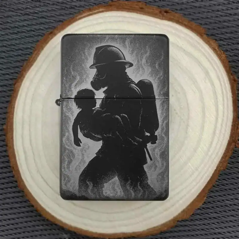 Emotionales Feuerwehr-Design Feuerzeug auf Holzplatte